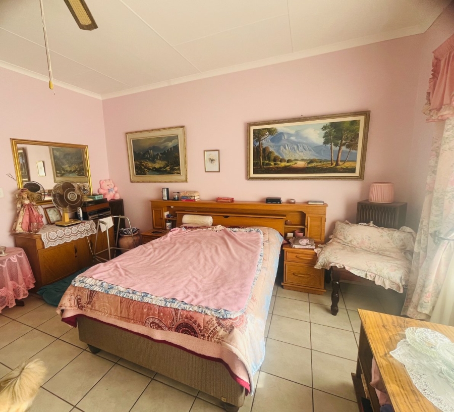 5 Bedroom Property for Sale in Fraaiuitsig Western Cape